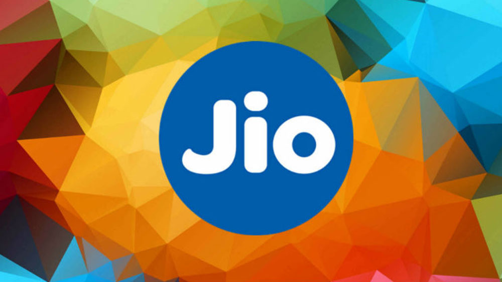 লকডাউনে অনেকেই মোবাইলের রিচার্জ করা নিয়ে ভীষণ সমস্যায় পড়েছেন। বাইরে যেতে পারছেন না। আর যদিও বা বার হন, রিচার্জের দোকান তো সব খোলা নেই। তাই রিচার্জ কী ভাবে করবেন, তা নিয়ে চিন্তায় পড়েছেন অনেকেই।