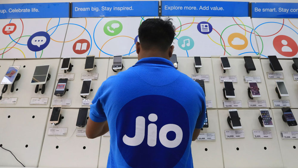 যত টাকার রিচার্জ করবেন, তার ৪ শতাংশ কমিশন পাবেন ওই জিয়ো গ্রাহক।