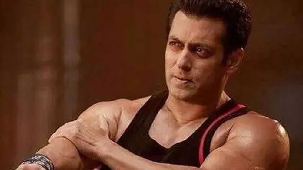 সলমনের কাছে এক বার যিনি খারাপ হয়ে যান, সারা জীবন সলমন তাঁর প্রতি সমান মনোভাব নিয়ে চলেন। অপছন্দের মানুষেরা সলমনের কাছে জড় বস্তুর মতো। তিনি যেন দেখেও দেখেন না তাঁদের। ঠিক এ রকমই সম্পর্ক সলমন খান আর ঋষি কপূরের মধ্যে।