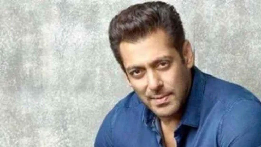 সলমন খান তখন কেরিয়ারে সাফল্য অর্জন করছেন। নামও হয়েছে তাঁর। এক বার বন্ধু সঞ্জয় দত্তের সঙ্গে মুম্বইয়ে একটি ক্লাবে পার্টি করছিলেন সলমন। সেই পার্টিতে বন্ধুদের সঙ্গে হাজির ছিলেন রণবীর কপূরও। রণবীর তখনও বলিউডে পা দেননি।