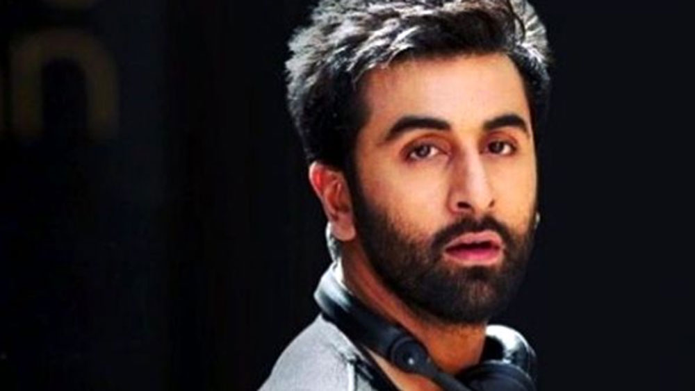 কোনও একটা বিষয় নিয়ে সলমন আর রণবীরের মধ্যে তুমুল ঝগড়া শুরু হয়ে যায়। কথায় কথায় রণবীরকে চড় মারেন সলমন খান। তখন সঞ্জয় দত্ত দু’জনের মাঝে দাঁড়িয়ে তাঁদের শান্ত করান। পার্টি ছেড়ে চলে যান রণবীর।