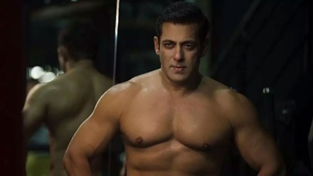 এর পর ২০১১ সালের ‘টেল মি ও খুদা’-তে ঋষি কপূরের সঙ্গে অভিনয় করতে দেখা যায় সলমন খানকে। শোনা যায়, ঋষি কপূরের সঙ্গে অভিনয়ের কোনও ইচ্ছা সলমনের ছিল না। কিন্তু ধর্মেন্দ্র এবং হেমা মালিনীর অনুরোধে রাজি হন সলমন।