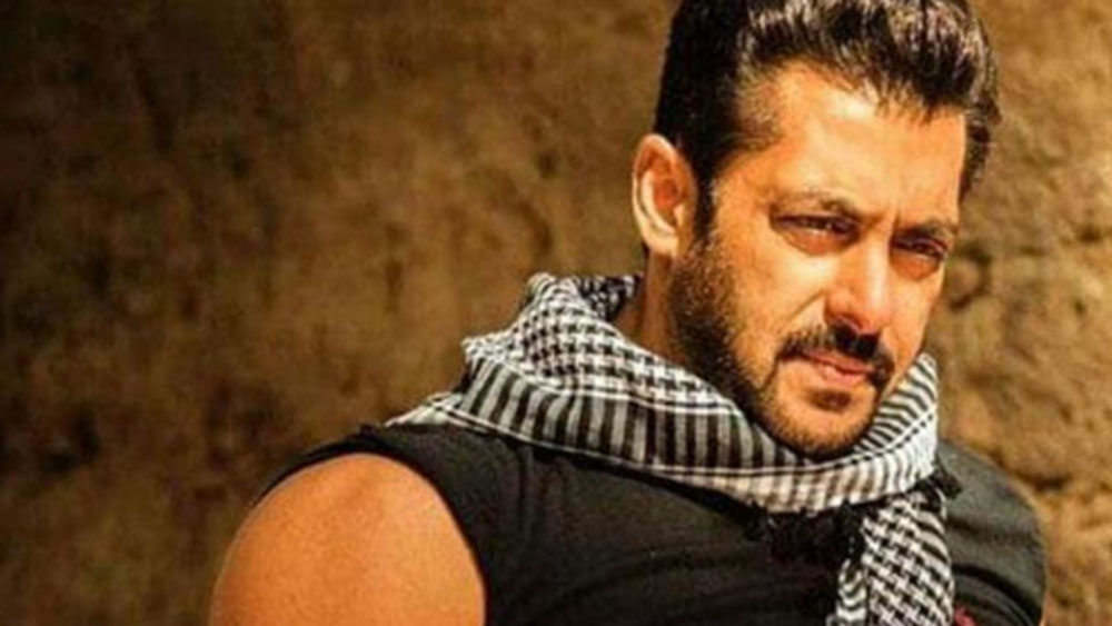 ২০১৫ সালে ‘হিট অ্যান্ড রান’ মামলার শুনানির সময় পুরো বলি ইন্ডাস্ট্রি সলমনের পাশে ছিল। টুইট করে সলমনের পাশে থাকার বার্তা দিয়েছিলেন ঋষি কপূরও। কিন্তু তার পরই তাঁর বয়ান পাল্টে যায়।