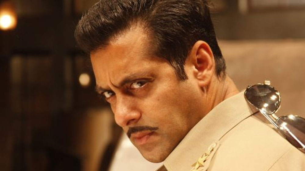 সলমনের পক্ষে সওয়াল করেন কয়েক জন তারকা। তাঁরা এই ঘটনার দায়ভার সবটাই সরকারের উপর চাপান। তাঁদের কারও মন্তব্য ছিল, ফুটপাথ শোওয়ার জায়গা নয়, তো কারও মন্তব্য ছিল, সরকার গরিবদের জন্য থাকার ব্যবস্থা করলে এই দুর্ঘটনা ঘটত না।