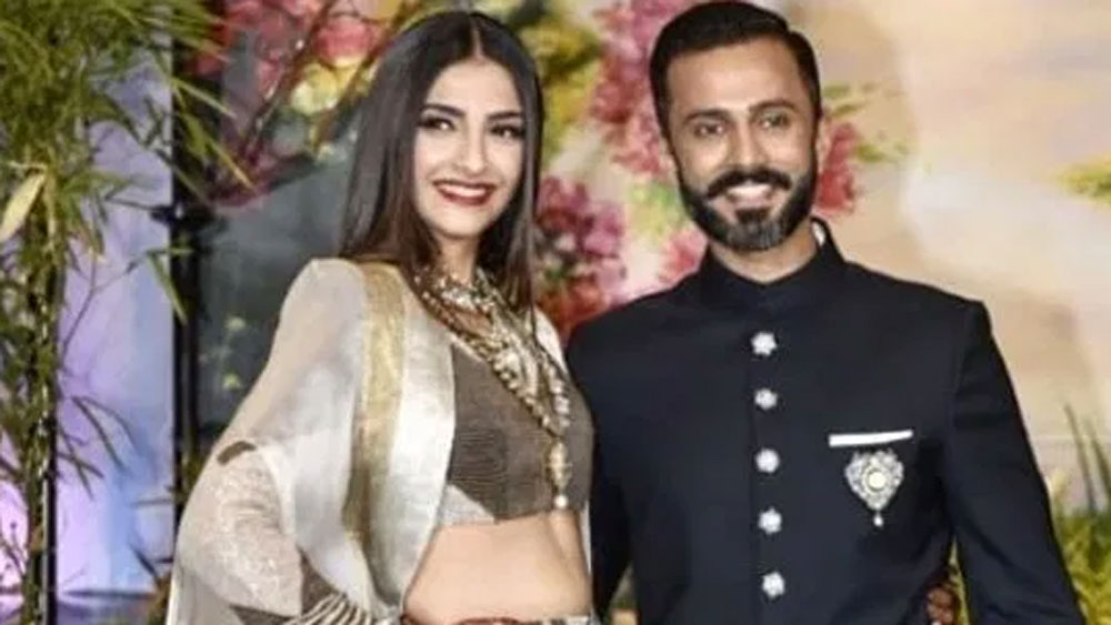 কিন্তু মুম্বইয়ের হোটেলে সোনম কপূরের রিসেপশনের পার্টিতে সমস্ত সহ্যের সীমা পার করে ফেলেছিলেন সলমন খান। শোনা যায়, এই পার্টিতে সলমন খানের ভাইয়ের স্ত্রী সীমা খানের সঙ্গে নাকি ভীষণ দুর্ব্যবহার করেন ঋষি কপূর। সলমনের নামে অনেক খারাপ মন্তব্যও করেন তিনি।