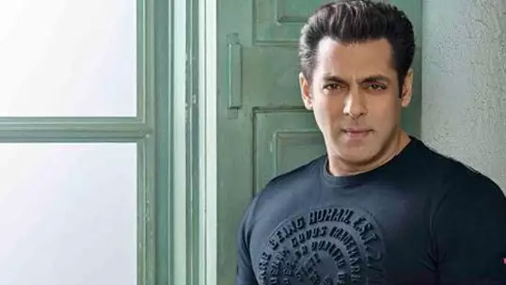 এত দিন সলমন খান ঋষি কপূরের বিরুদ্ধে একটাও মন্তব্য করেননি। তাঁকে পুরোপুরি উপেক্ষা করে চলছিলেন। কিন্তু এর পর এক সাক্ষাত্কারে সলমনের কাছে জানতে চাওয়া হয়, অমিতাভ, অনিল এবং ঋষি কপূরের মধ্যে ইন্ডাস্ট্রিতে দ্বিতীয় ইনিংসে কে দারুণ ব্যাট করছেন।