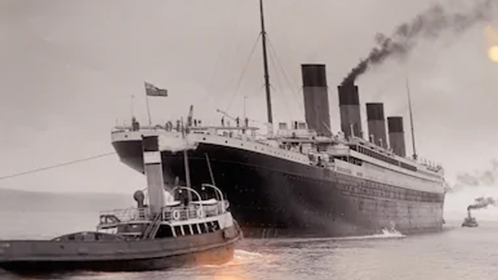 ইংল্যান্ডের সাদাম্পটন থেকে আমেরিকার নিউইয়র্ক যাওয়ার পথে উত্তর অতলান্তিক মহাসাগরে ১৯১২ খ্রিস্টাব্দের ১৪ এপ্রিল গভীর রাত থেকে ডুবতে শুরু করেছিল সময়ের তুলনায় অত্যাধুনিক টাইটানিক। হিমশৈলে ধাক্কা লেগে একটু একটু করে তলিয়ে যায় জাহাজটি। মানুষের জলযানের ইতিহাসে টাইটানিকের নাম মাইলফলক হয়ে আছে। বিলাসিতা এবং অত্যাধুনিকতার চরম নিদর্শন ছিল এই জাহাজ। সেখানেই বিশাল রান্নাঘরের একটা বড় অংশের দায়িত্বে ছিলেন চার্লস। তিনি মূলত বেকিংয়ের দিকটি দেখতেন। তাঁর অধীনে কাজ করতেন অন্তত ১৩ জন।