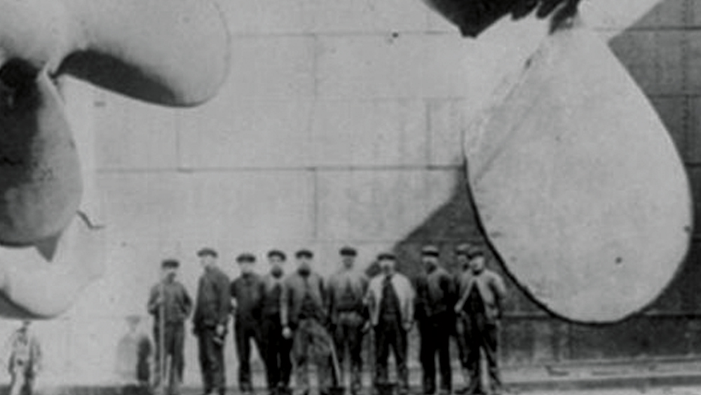 টাইটানিক যত তলিয়ে গিয়েছে, তত তার যাত্রীদের মধ্যে আতঙ্ক বেড়েছে। প্রত্যক্ষদর্শীরা কিন্তু জানিয়েছিলেন, মৃত্যুর মুখোমুখি দাঁড়িয়েও অস্বাভাবিক শান্ত ছিলেন চার্লস। তাঁর সঙ্গী ছিলেন ব্র্যান্ডি। জাহাজের ডেকে যেমন অবিচল ভাবে বেহালা বাজাচ্ছিলেন বাজনদারেরা, শেফ-বেকার চার্লসও নিজেকে শান্ত রেখেছিলেন। নিজের লাইফজ্যাকেটও দিয়ে দিয়েছিলেন অন্য যাত্রীকে।