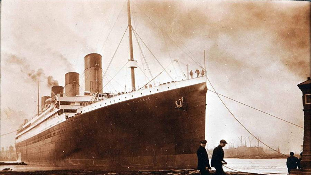 লাইফজ্যাকেট-লাইফবোট পাননি, এমন অনেকেই ঝাঁপ দিয়েছিলেন মহাসাগরের জলে। তাঁদের মধ্যে অনেকে প্রাণ হারিয়েছিলেন আতঙ্কে। আতঙ্কটুকু কাটিয়ে যাঁরা সাঁতার কাটবেন বলে ঠিক করেছিলেন, তাঁদের গ্রাস করেছিল হিমাঙ্কের নীচে থাকা মহাসাগরের জল। হাইপোথার্মিয়ার শিকার হয়েছিলেন তাঁরা।