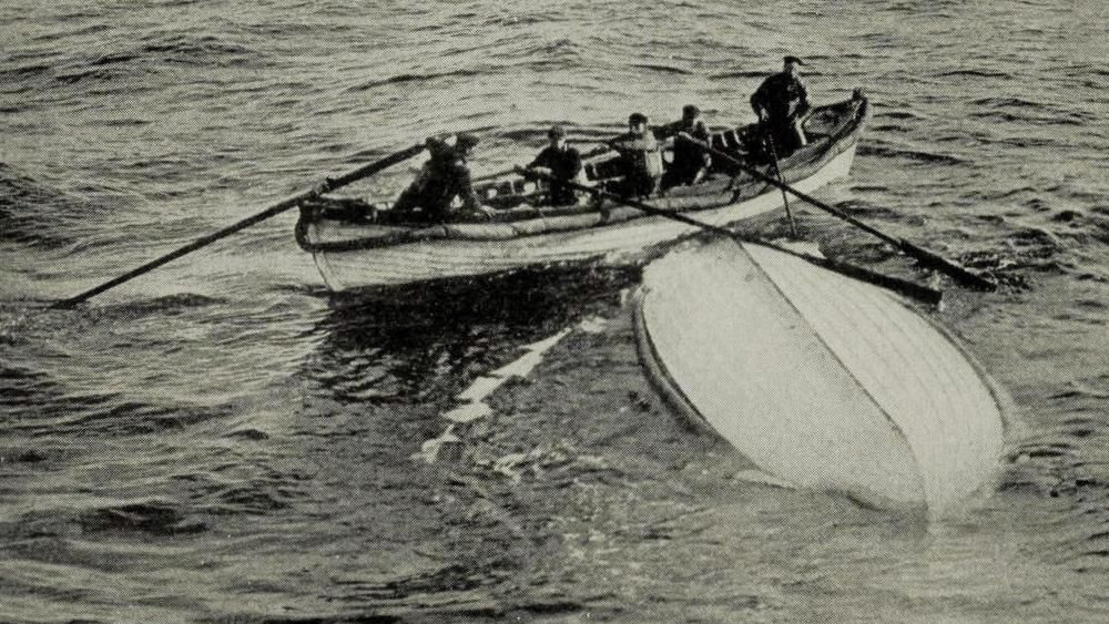 একাধিক লাইফবোটে স্থানাভাবে তাঁর জায়গা হয়নি। শেষে তাঁরই অধীনে থাকা এক রাঁধুনি তাঁকে চিনতে পারেন। তিনি-ই জল থেকে টেনে তোলেন চার্লসকে। অবশেষে তাঁর জায়গা হয় লাইফবোটে। তারপর সেখান থেকে আরএমএস কার্পাথিয়া জাহাজে করে বাকি উদ্ধার পাওয়া যাত্রীদের সঙ্গে ইংল্যান্ডে ফিরেছিলেন চার্লস।