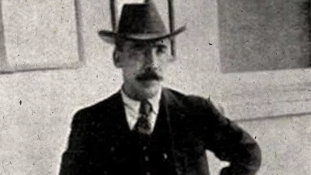 চার্লসের প্রথম স্ত্রী ছিলেন লুইস উডওয়ার্ড। ডগলাসের বাসিন্দা এই তরুণীকে চার্লস বিয়ে করেছিলেন ১৯০৬ সালে। তাঁদের মেয়ের নাম ছিল অ্যাগনেস লিলিয়ান। ছেলের নাম, রোল্যান্ড আর্নেস্ট। তৃতীয় সন্তান রিচার্ডের জন্ম দেওয়ার সময় ১৯১৯ সালে মারা যান লুইস। মাতৃহীন শিশু রিচার্ডও বেশি দিন বাঁচেনি।