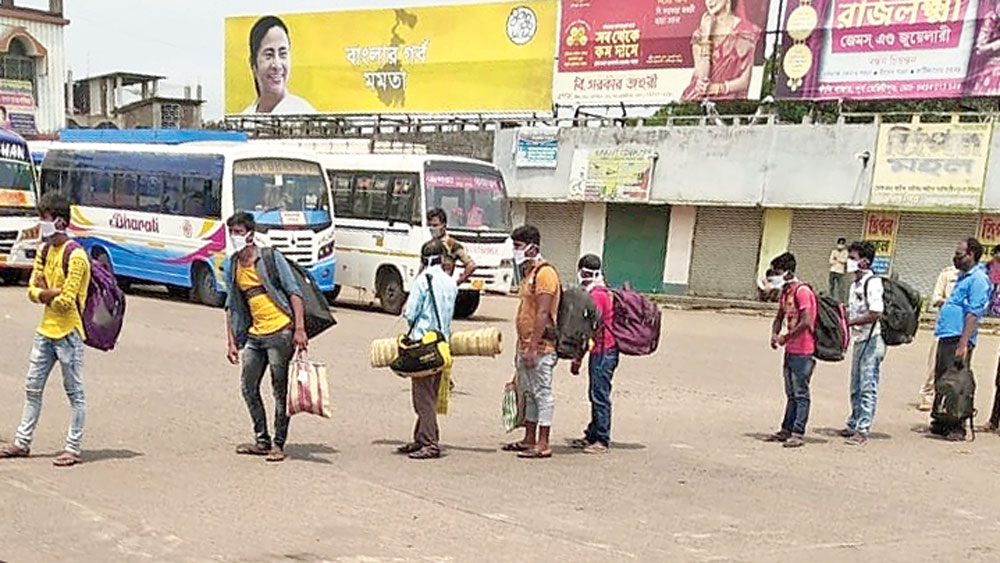 এগরায় বাসের লাইনে পরিযায়ী শ্রমিকেরা। নিজস্ব চিত্র