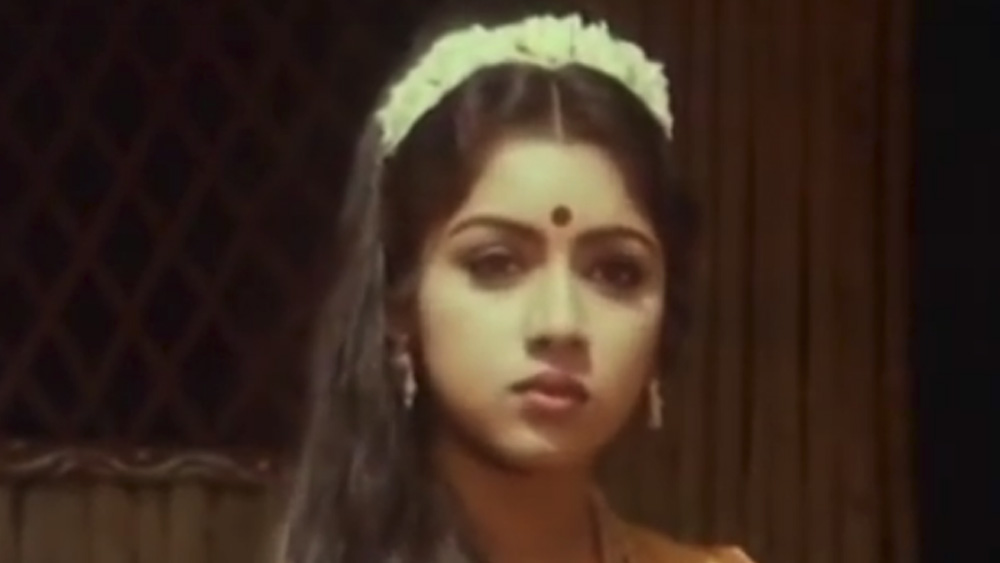 তাঁর জন্ম ৮ জুলাই, ১৯৬৬। কেরলের কোচিন শহরে। জন্মগত নাম ছিল আশা কেলুন্নি নায়ার। তাঁর বাবা ছিলেন ভারতীয় সেনাবাবহিনীর মেজর, মা, গৃহবধূ। স্কুলে থাকতেই ফ্যাশন শো-এ অং‌শ নিতেন তিনি। সে রকমই একটি শো-এর ছবি প্রকাশিত হয় জনপ্রিয় তামিল পত্রিকার প্রচ্ছদে। সেটি দেখে তাঁকে অভিনয়ের সুযোগ দেন পরিচালক ভারতীরাজ। তাঁর ‘মন ভাসানাই’ ছবিতে।