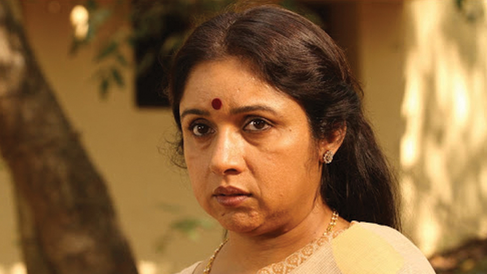 ইন্ডাস্ট্রিতে পা রাখার পর পাল্টে যায় নাম। ‘আশা’ থেকে তিনি হন ‘রেবতী’। পরবর্তীকালে ওই পরিচয়ই তিনি ব্যবহার করেছেন। ১৯৮৩ সালে মুক্তি পায় তাঁর প্রথম ছবি ‘মন ভাসানাই’। প্রথম ছবিতেই নজর কাড়েন রেবতী। এর পর সুযোগ পেতে বিশেষ অসুবিধে হয়নি।