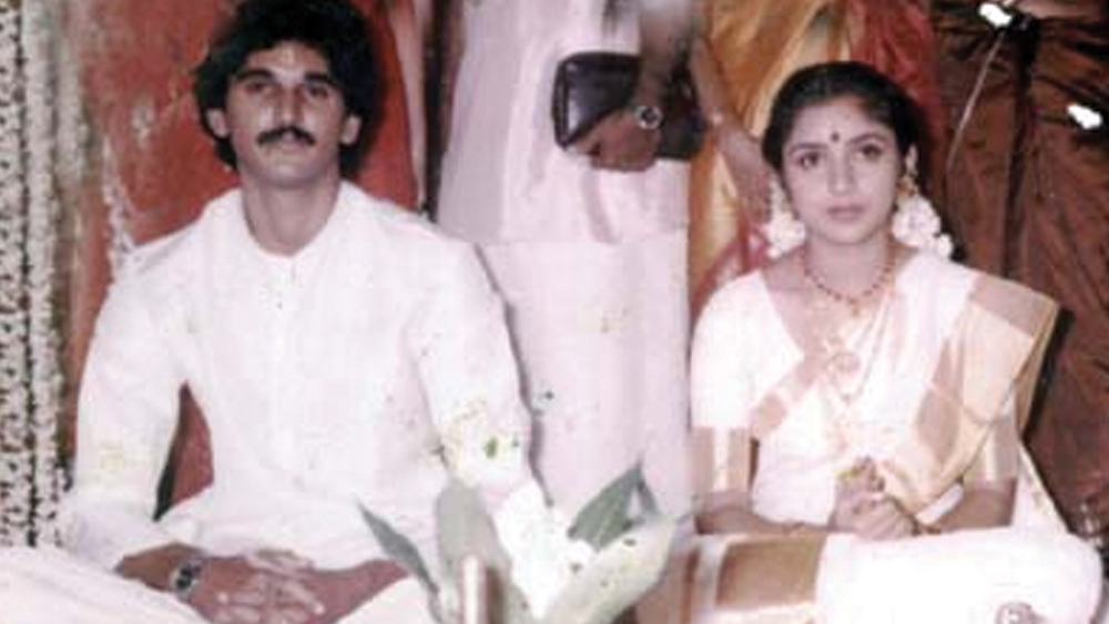 ১৯৮৬ সালে রেবতী বিয়ে করেন পরিচালক সুরেশচন্দ্র মেননকে। বাইরে  ‘সুখী দম্পতি’ হিসেবে পরিচিত হলেও ভিতের ভিতরে জমছিল চাপা অশান্তির আগুন। তাঁরা মুখ না খুললেও শোনা যায়, দীর্ঘ দিন ধরে রেবতীর মা হতে না পারা-ই ছিল তাঁদের দাম্পত্য সমস্যার কেন্দ্র।