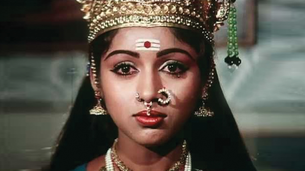 ১৬ বছরের দাম্পত্যে ফাটল ধরে ২০০২ সালে। স্বামীকে ছেড়ে আলাদা থাকতে শুরু করেন রেবতী। তবে তাঁদের চূড়ান্ত বিবাহবিচ্ছেদ হয় ২০১৩ সালে। এর পর তাঁরা দু’জনেই ইন্ডাস্ট্রিতে কাজ করা প্রায় বন্ধ করে দেন।