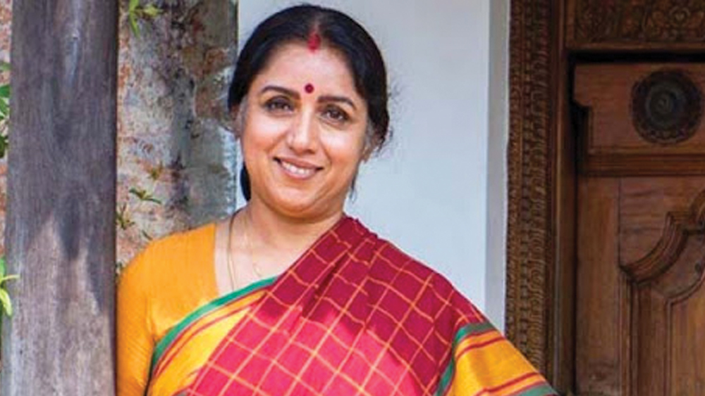 সে সময় সবাই ধরে নিয়েছিলেন, রেবতী হয়তো সুস্মিতা সেন বা শোভনার মতো সন্তান দত্তক নিয়েছেন। কিন্তু পরে আসল কথা প্রকাশ করেন রেবতী নিজেই। এক সাক্ষাৎকারে জানান, তিনি আইভিএফ পদ্ধতিতে মাতৃত্বের স্বাদ পেয়েছেন।