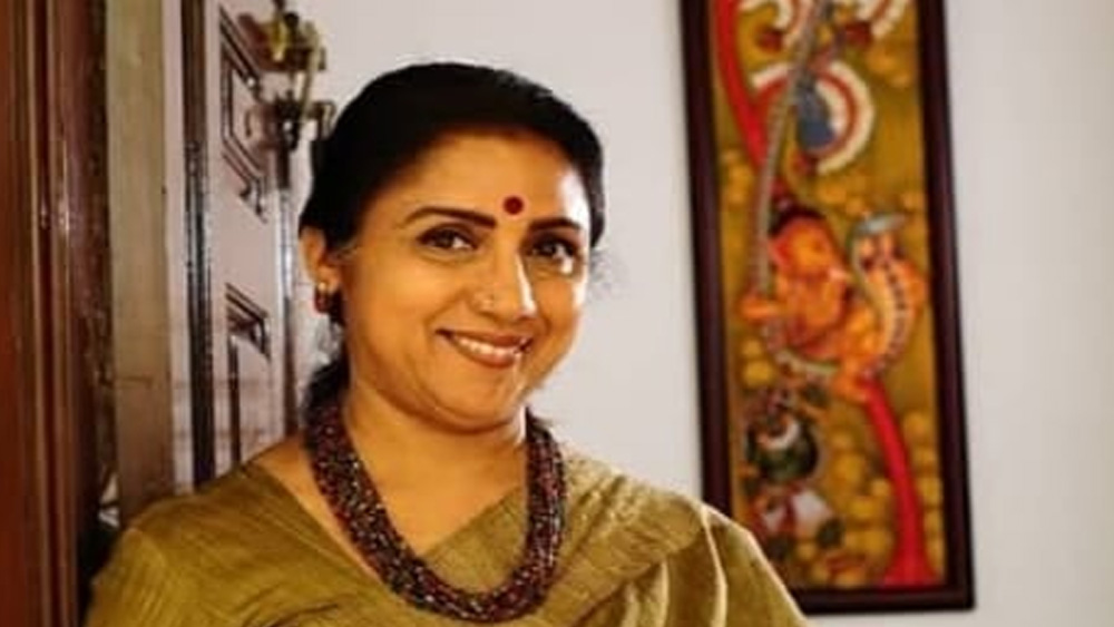 দক্ষিণী ইন্ডাস্ট্রিতে গুঞ্জন, সব ভুল বোঝাবুঝি মিটিয়ে প্রাক্তন স্ত্রীর কাছে আবার ফিরে যেতে চাইছেন সুরেশ। ফের জোড়া লাগবে রেবতীর সঙ্গে সুরেশের গাঁটছড়া? অপেক্ষায় ভক্তরা। (ছবি: ফেসবুক)