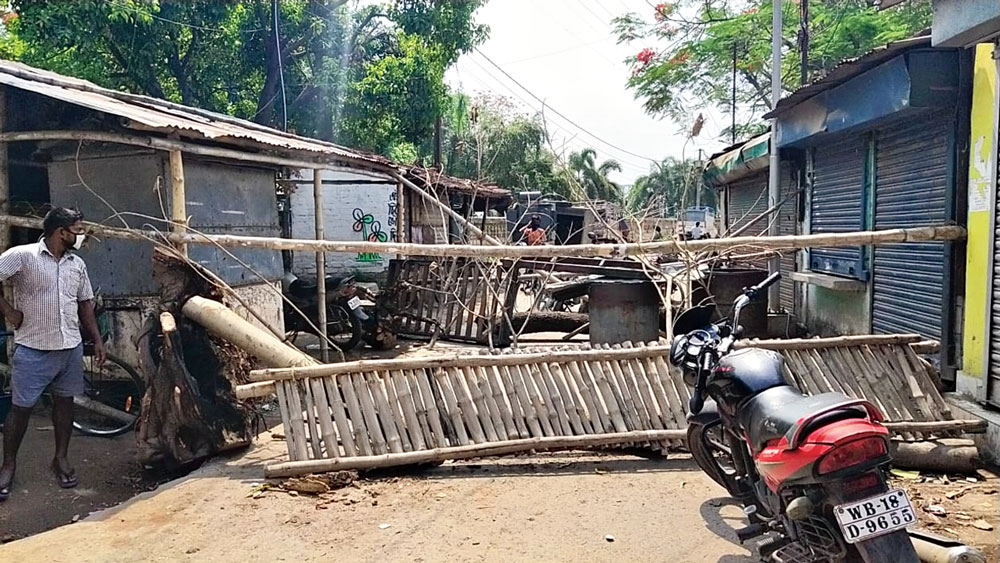 বাইরের ট্রাক ঢোকা আটকাতে চুঁচুড়ার চকবাজার আড়ত বাঁশ দিয়ে ঘেরার তোড়জোড়। ছবি: তাপস ঘোষ