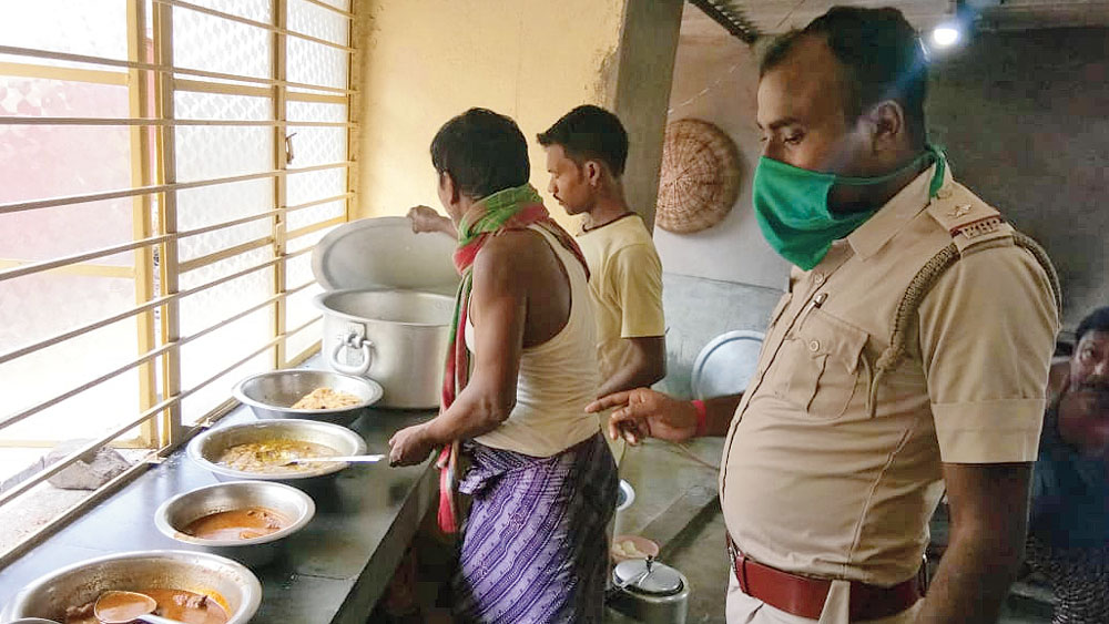 দেখভাল: এই খাবারই যাচ্ছে বাড়ি বাড়ি। নিজস্ব চিত্র