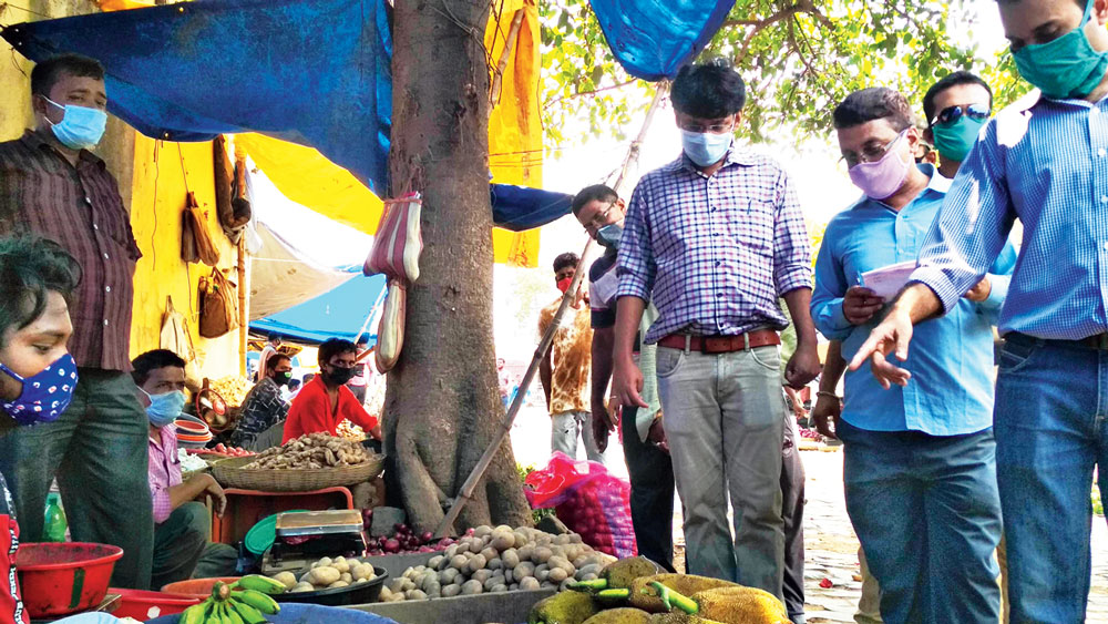 বর্ধমানের বাজারে টাস্ক ফোর্সের পরিদর্শন। শনিবার সকালে। নিজস্ব চিত্র