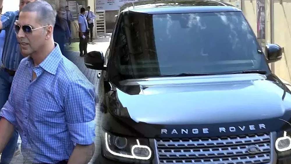 অক্ষয় কুমার: তাঁর লিস্টও নেহাতই কম নয়। রয়েছে, মার্সেডিজ জিএলস যার দাম প্রায় ২ কোটি টাকা। এ ছাড়াও রয়েছে, পোরসা, রোলস রয়েস ফ্যান্টম, রেঞ্জ রোভার ভগ।