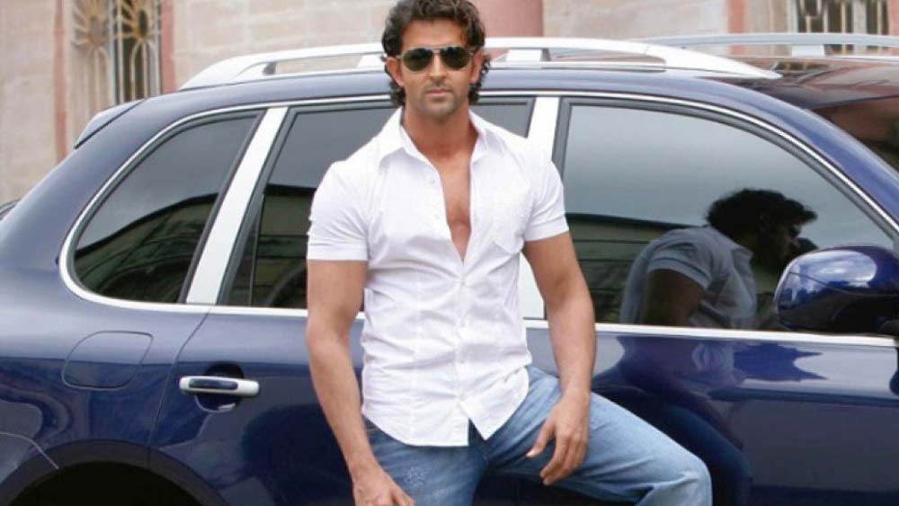 হৃতিক রোশন: গাড়ির মধ্যে স্টেটাস সিম্বল বহন করে নিয়ে আসা রোলস রয়েস রয়েছে  হৃতিকের কাছে। রোলস রয়েস সিরিজের গোস্ট ২ ব্যবহার করেন তিনি। যার দাম প্রায় সাত কোটি টাকা।