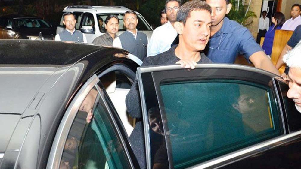 আমির খান

‘সত্যমেব জয়তে’ শো-এর হোস্ট হয়ে প্রাণনাশের হুমকি পেয়েছিলেন আমির খান। এর পরেই ১০ কোটি টাকা খরচ করে ‘মার্সিডিজ এস সিক্স হান্ড্রেড সেডান’ গা়ড়ি কিনে ফেলেন মিস্টার পারফেকশনিস্ট। গাড়িটি বোমা-নিরোধী। এ ছাড়াও তাঁর সংগ্রহে রয়েছে, রোলস রয়েস গোস্ট।