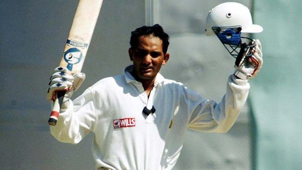 ওয়ার্নের দলে পাঁচে নামবেন মহম্মদ আজহারউদ্দিন। ৯৯ টেস্টে ৪৫.০৩ গড়ে ৬২১৫ রান করেছেন আজহার। শতরানের সংখ্যা ২২। সর্বাধিক হল ১৯৯। একদিনের ক্রিকেটে ৩৩৪ ম্যাচে নয় হাজারেরও বেশি রান এসেছে তাঁর ব্যাটে। তবে অধিনায়ক নয়, তিনি দলে থাকছেন ব্যাটসম্যান হিসাবেই।