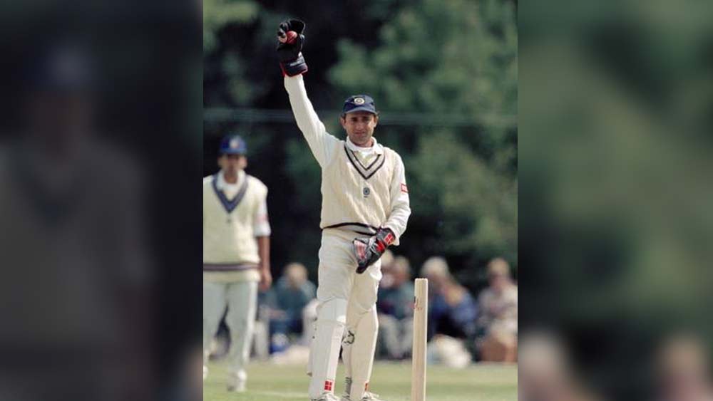 ওয়ার্নের দলের উইকেটকিপার হলেন নয়ন মোঙ্গিয়া। ৪৪ টেস্টে ২৪.০৩ গড়ে ১৪৪২ রান করেছেন তিনি। সর্বাধিক ১৫২। টেস্টে এই একটিই সেঞ্চুরি করেছেন তিনি। নিয়েছেন ৯৯ ক্যাচ। স্টাম্পিংয়ের সংখ্যা আট।