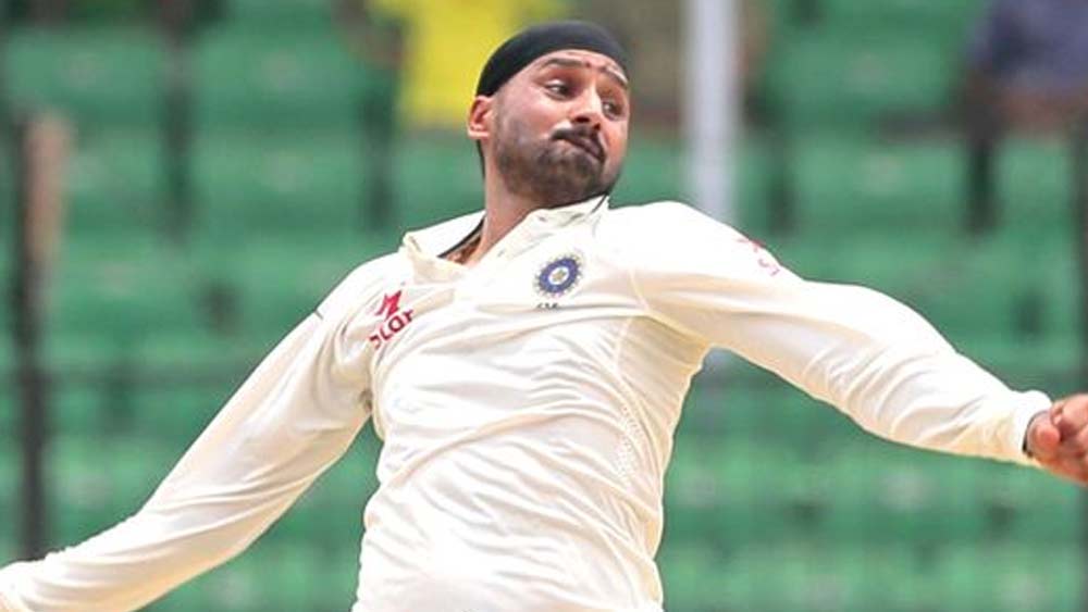 ওয়ার্নের দলের অফস্পিনার হলেন হরভজন সিংহ। ১০৩ টেস্টে ৪১৭ উইকেট নিয়েছেন জালন্ধরের অফস্পিনার। ইনিংসে পাঁচ উইকেট নিয়েছেন ২৫ বার। টেস্টে ১০ উইকেট নিয়েছেন পাঁচ বার। ৮৪ রানে আট উইকেট হল তাঁর ইনিংসে সেরা বোলিং। টেস্টে ২১৭ রানে ১৫ উইকেট হল তাঁর ম্যাচে সেরা বোলিং।