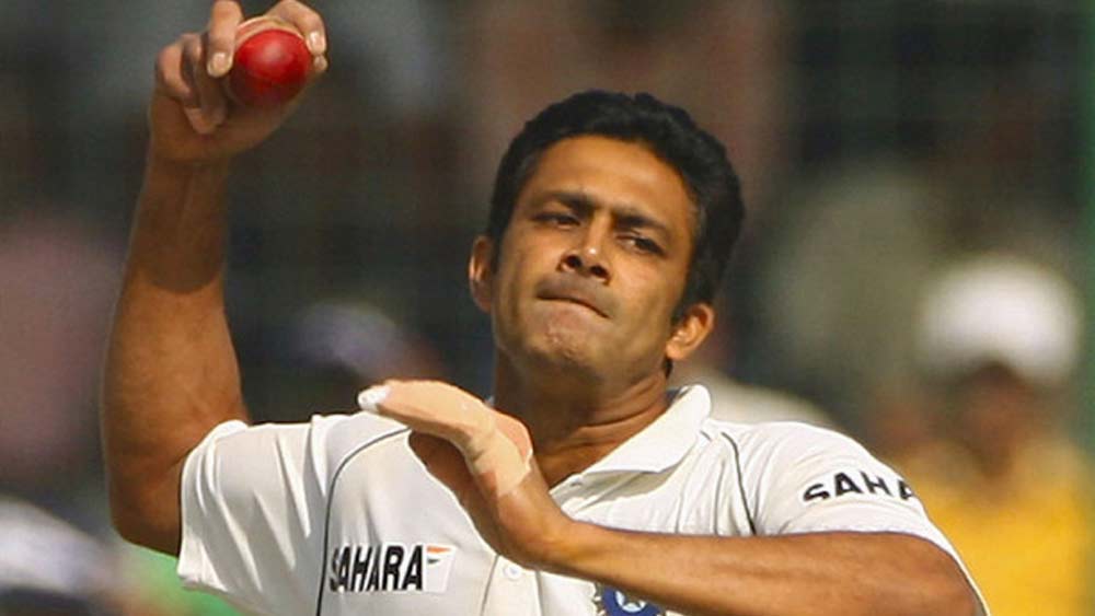 ওয়ার্নের দলের জোড়া স্পিনারের অন্যতম হলেন অনিল কুম্বলে। ১৩২ টেস্টে ৬১৯ উইকেট নিয়েছেন তিনি। ভারতীয়দের মধ্যে টেস্টে সবচেয়ে বেশি উইকেট তাঁরই। ৩৫ বার ইনিংসে পাঁচ উইকেট নিয়েছেন তিনি। টেস্টে আট বার দুই ইনিংস মিলিয়ে ১০ উইকেট নিয়েছেন। অবশ্য এক ইনিংসে ১০ উইকেট নেওয়ার নজিরও রয়েছে তাঁর।