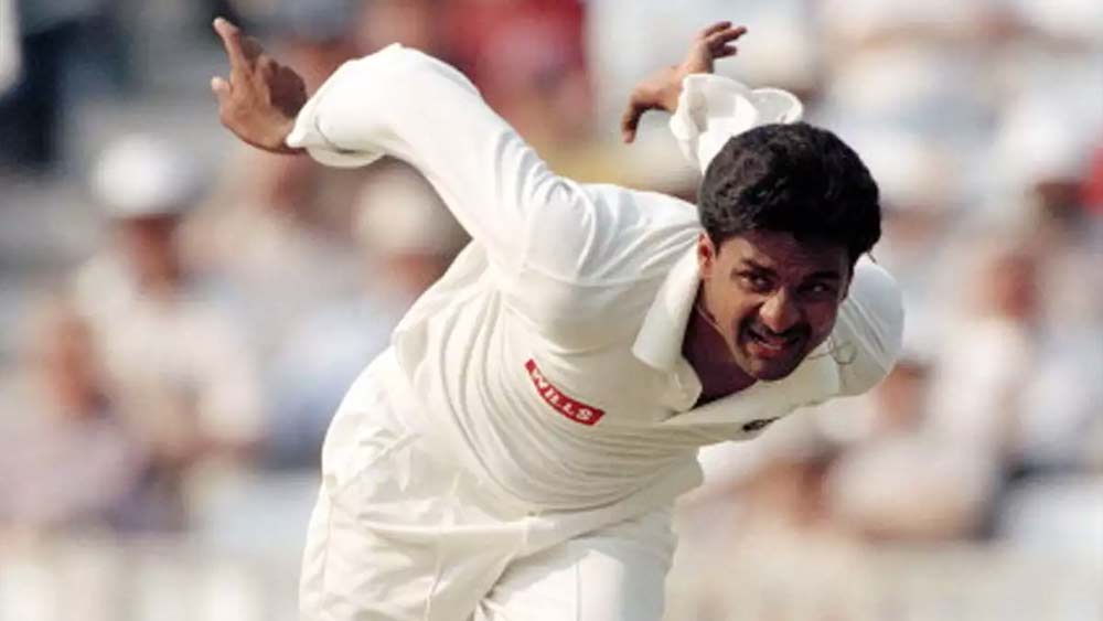 ওয়ার্নের দলের একমাত্র পেসার হলেন জাভাগল শ্রীনাথ। ৬৭ টেস্টে ২৩৬ উইকেট নিয়েছেন তিনি। ইনিংসে পাঁচ উইকেট নিয়েছেন ১০বার। টেস্টে দুই ইনিংস মিলিয়ে ১০ উইকেট নিয়েছেন এক বার। ৮৬ রানে আট উইকেট ইনিংসে তাঁর সেরা বোলিং। আর ১৩২ রানে ১৩ উইকেট টেস্টে দুই ইনিংস মিলিয়ে তাঁর সেরা বোলিং।