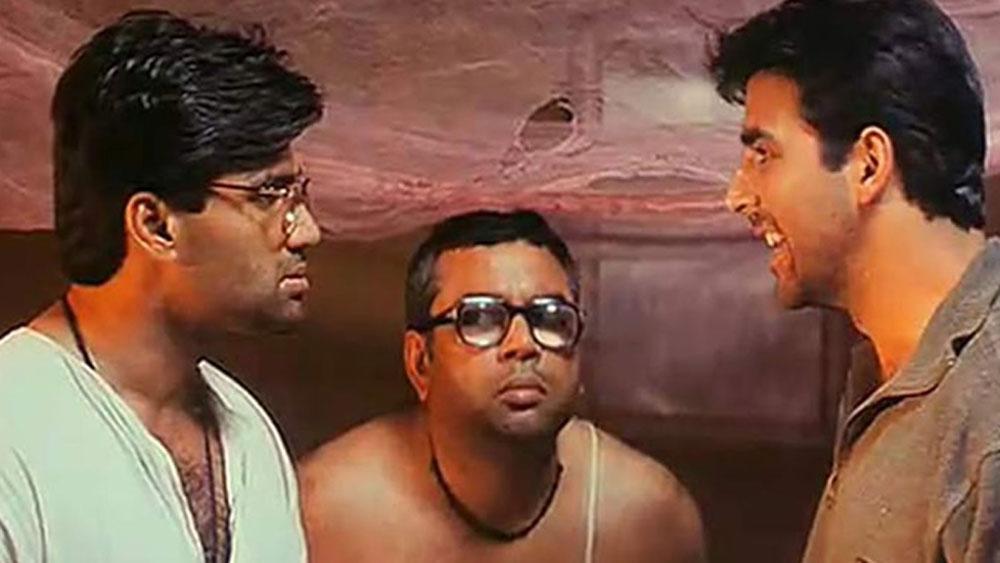 ব্যস! মোটা টাকা উপার্জনের একটা বুদ্ধি চলে আসে অক্ষয়দের মাথায়। তিন জনে মিলে স্থির করেন, ব্যবসায়ী দাদুর কাছ থেকে দ্বিগুণ টাকা নিয়ে অপহরণকারীদের তাদের দাবির টাকা দিয়ে দেবেন। বাকিটা নিজেদের কাছে রেখে বাচ্চাটাকে উদ্ধার করে দাদুকে ফিরিয়ে দেবেন।