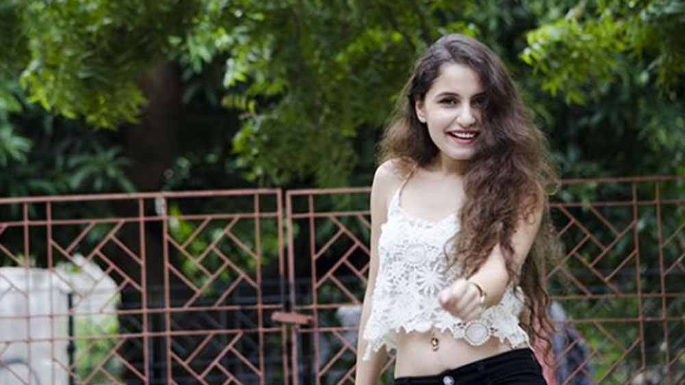 মুম্বইয়েই জন্ম তাঁর। ‘হেরা ফেরি’তে দর্শকরা তাঁকে পছন্দ করলেও, এর পর আর কোনও ফিল্ম করেননি তিনি।