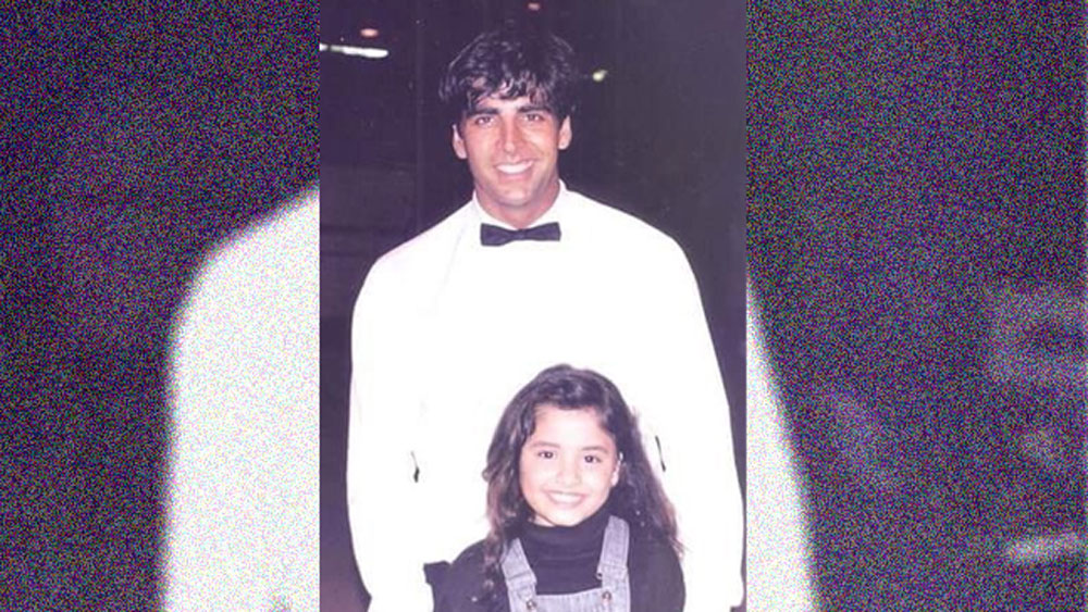 কারণ মেয়ে ফিল্মে অভিনয় করুক, তা চাইতেন না বাবা-মা। তবে ‘হেরা ফেরি’র আগে বেশ কিছু ফিল্মে অভিনয় করেছিলেন তিনি। জনপ্রিয় ফিল্ম ‘চাচি ৪২০’-এও ওই বাচ্চা মেয়েটা রিঙ্কু-ই হয়েছিলেন।