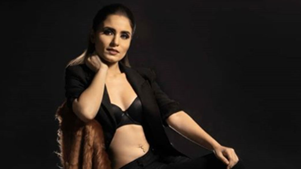 মিঠুন চক্রবর্তীর সঙ্গে ‘হত্যারা’ এবং তব্বুর সঙ্গে একটি তামিল ফিল্মেও অভিনয় করেছিলেন ছোট বেলায়। এ ছাড়া প্রচুর বিজ্ঞাপনে দেখা গিয়েছে তাঁকে। তা হলে অভিনয় জগত্ থেকে সরে এলেন কেন?