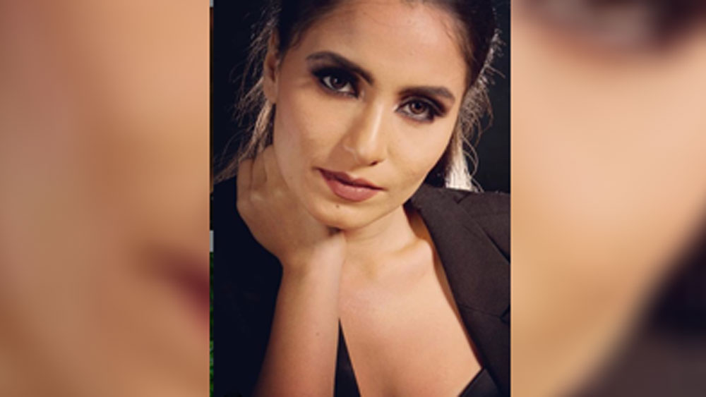 ইনস্টাগ্রামে নিজেকে তিনি একজন ব্যবসায়ী, প্রাক্তন অভিনেত্রী এবং এনভায়রনমেন্টাল কনসালট্যান্ট হিসাবে পরিচয় দিয়েছেন।