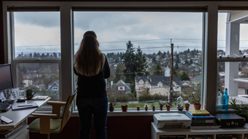 এই অবস্থায় রোজ রোজ ব্যাগ নিয়ে প্রয়োজনীয় সামগ্রী কিনতে বাজারে ভিড় না করে একটু প্ল্যান করে নিন। তা হলেই সার্থক হবে লকডাউন। সুস্থ থাকবেন সকলে। জরুরি কোন কোন সামগ্রী এই সময় অবশ্যই কিনে রাখা দরকার? দেখে নিন।