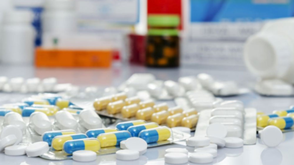 প্রত্যেক বাড়িতেই জরুরি কিছু সাধারণ ওষুধের প্রয়োজন। যেমন জ্বর-সর্দি-কাশি-পেটের সমস্যা, অ্যাসিডিটি। এই ধরনের কিছু সমস্যার ওষুধ হাতের কাছে থাকলে, প্রয়োজনে বার বার বাড়ি থেকে বার হওয়ার প্রয়োজন পড়ে না।