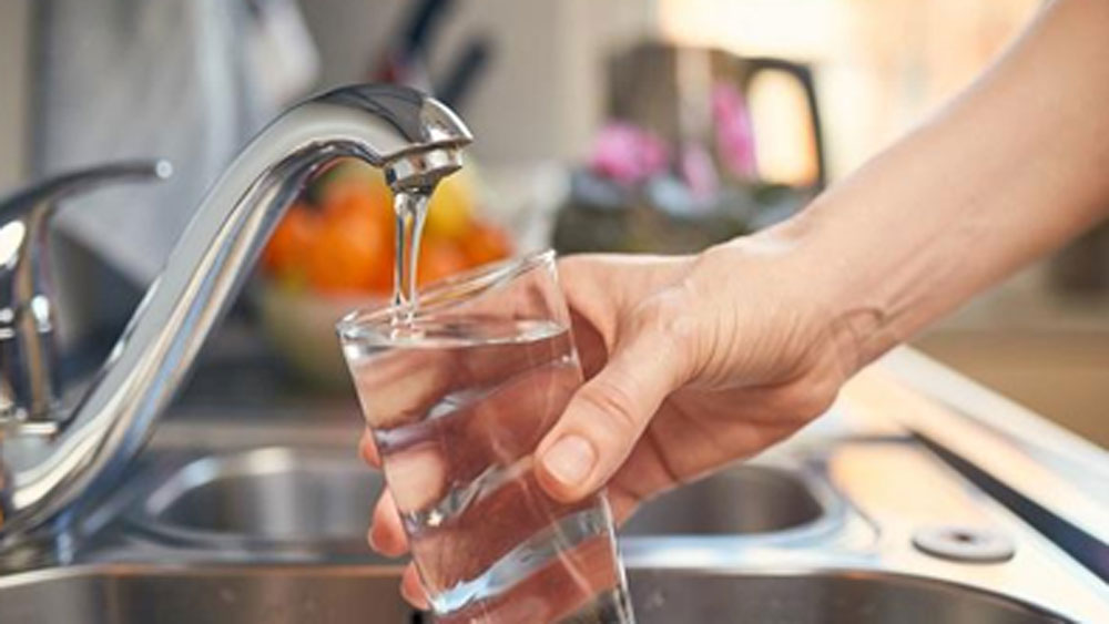 পানীয় জলের জোগানও যেন যথাযথ হয়, সে দিকে বিশেষ নজর দিন। বিশেষ করে যাঁদের বাড়িতে পানীয় জলের সরবরাহের ব্যবস্থা নেই, যাঁদের বাইরে থেকে জল কিনে আনতে হয় বা অনেকটা দূর থেকে জল বয়ে আনতে হয়, তাঁরা একটু বেশি পরিমাণ জল মজুত করে রাখুন বাড়িতে।