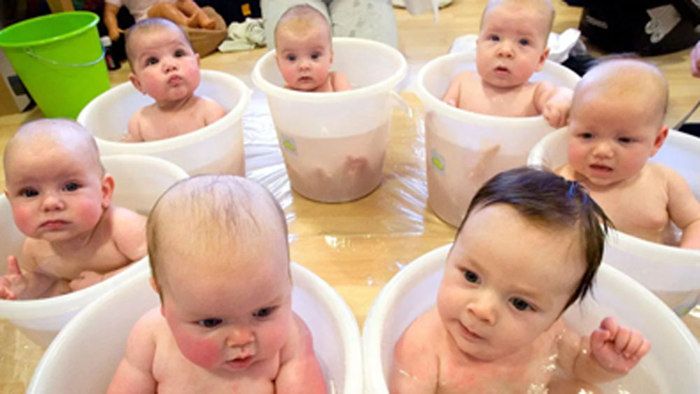 বাড়িতে বাচ্চা থাকলে, তাদের খাওয়া-দাওয়া এবং অন্যান্য জিনিসপত্রের প্রয়োজন হয়। বেবি ফুড এবং বাচ্চার প্রয়োজনীয় দৈনন্দিন সামগ্রী কিনে রাখুন। কারণ দোকান খোলা থাকলেও, এই সময় বার বার বাইরে না বেরনোই সকলের জন্য মঙ্গল।