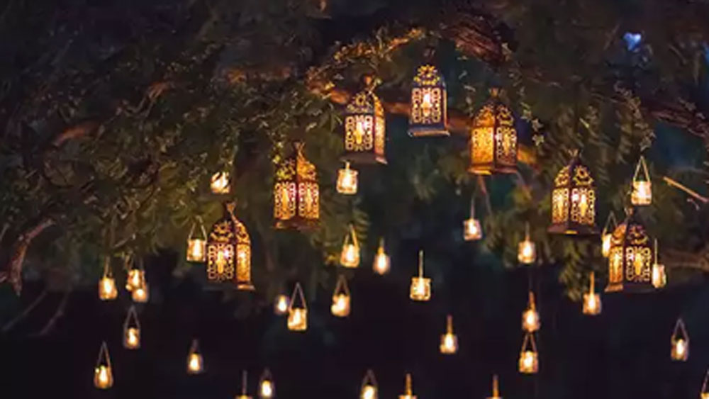 গৃহবন্দি থাকার সময় যদি লোডশেডিং হয়? তার জন্য আগাম মোমবাতি বা বিকল্প আলোর ব্যবস্থা করে রাখুন।