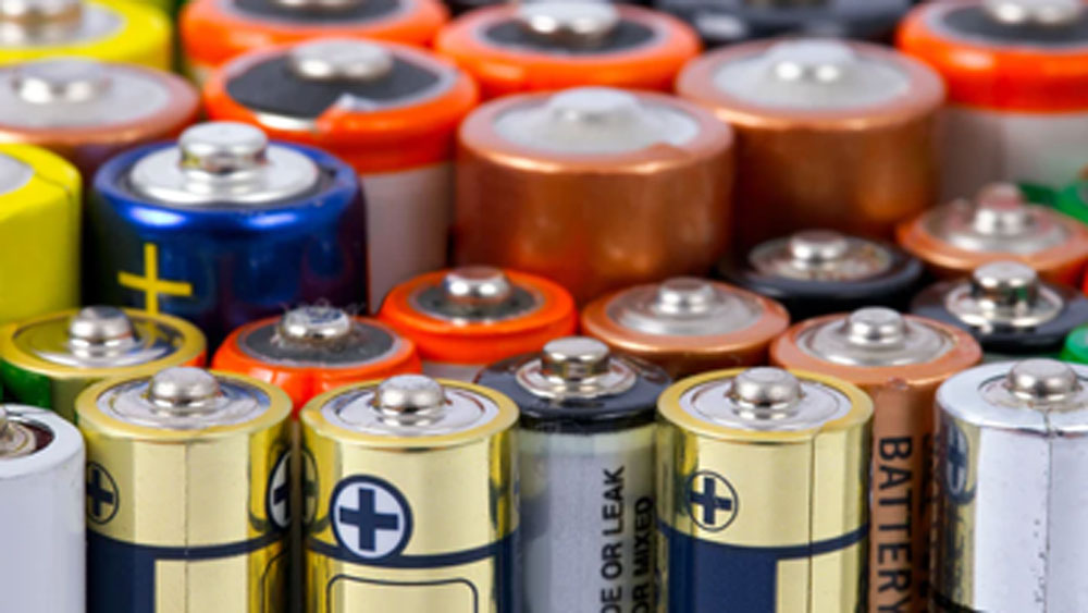 আপনার ফ্লাশলাইট, হিয়ারিং এইড, স্মোক ডিটেক্টর ইত্যাদি যে সমস্ত প্রয়োজনীয় সামগ্রী ব্যাটারিতে চলে, সেগুলোর জন্য অতিরিক্ত ব্যাটারি বাড়িতে রয়েছে তো? না থাকলে অবশ্যই কিনে আনুন।