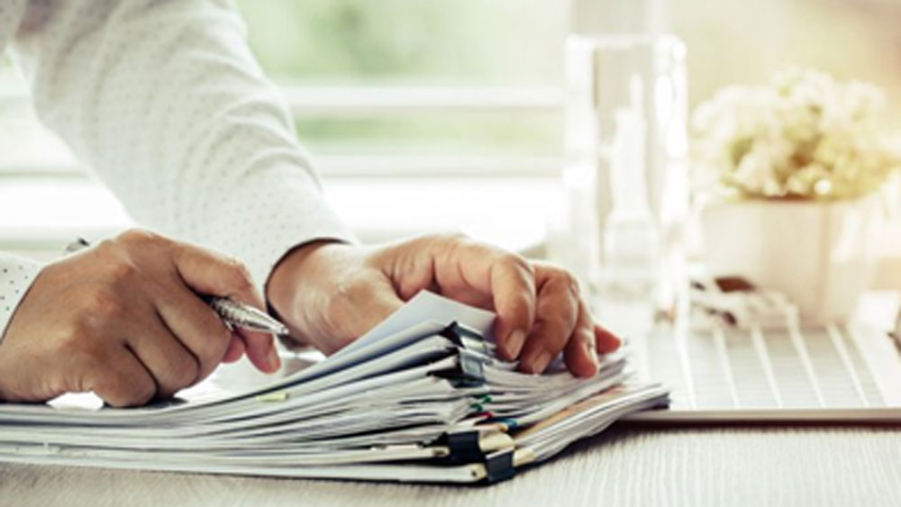 এই সময় বাইরের সমস্ত কাজকর্ম বন্ধ ঠিকই, কিন্তু কখন কী প্রয়োজন পড়ে, তা কি আগে থেকে বলা সম্ভব? তাই নিজের সমস্ত গুরুত্বপূর্ণ নথি, যেমন পরিচয়পত্র, ব্যাঙ্কের নথি-সব কিছু হাতের কাছে রাখুন।