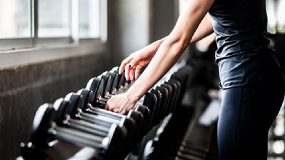 আপনি যদি দৈনন্দিন জিম করতে অভ্যস্ত হন, এবং নিজের স্বাস্থ্য নিয়ে অত্যন্ত সচেতন হন, তা হলে বাড়িতেও টুকটাক জিম চালিয়ে যেতে পারবেন, এমন কিছু যন্ত্রাদি সঙ্গে রাখতে পারেন।