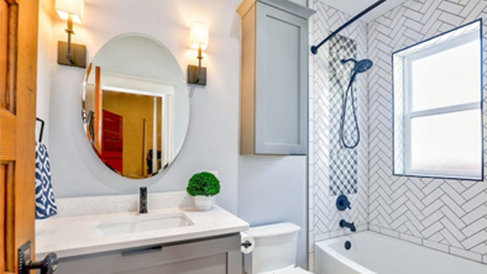 বাথরুমে প্রয়োজনীয় শ্যাম্পু, সাবান, টয়লেট পেপার-অর্থাত্ যা যা আপনার নিয়মিত কাজে লাগে, সেগুলোও দেখে নিন সব যথেষ্ট পরিমাণে রয়েছে কি না।