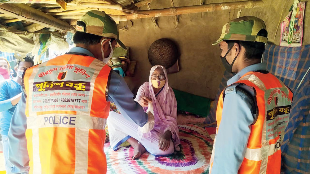 Coronavirus Lockdown: Police helps the needy showing humanity in the crisis