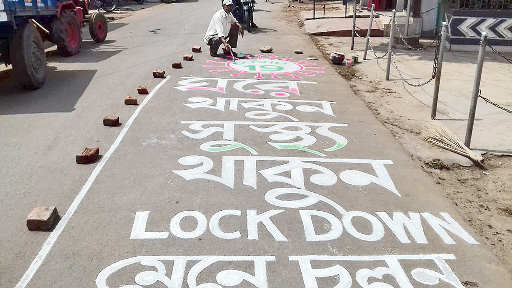 পথে এ ভাবেই বার্তা ফুটিয়ে তুলছেন শিল্পী। নিজস্ব চিত্র