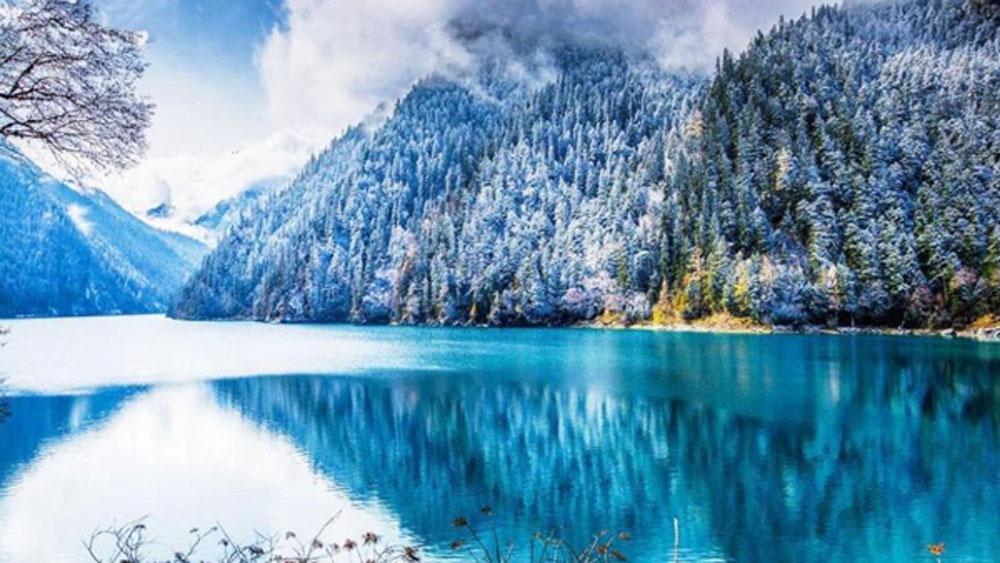 আগে চাষবাসই ছিল এই সমস্ত মানুষের জীবিকা। তবে সংরক্ষিত এলাকা ঘোষিত হওয়ায় পর থেকে এই এলাকায় চাষবাস সম্পূর্ণ নিষিদ্ধ হয়ে যায়। পর্যটন শিল্পের উপরই তাঁদের জীবন নির্ভর করে এখন।